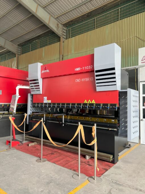 Máy chấn CNC HMR 11032. Lực chấn 110 tấn, chiều dài chấn 3200mm, Hệ Điều Hành SCS900
