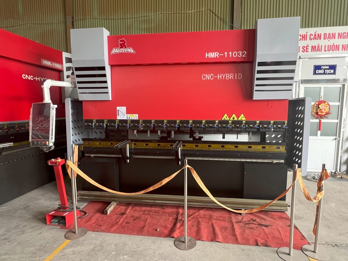 Máy chấn CNC HMR 11032. Lực chấn 110 tấn, chiều dài chấn 3200mm, Hệ Điều Hành SCS900