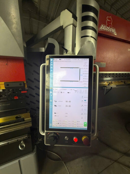 Máy chấn CNC HMR 11032. Lực chấn 110 tấn, chiều dài chấn 3200mm, Hệ Điều Hành SCS900